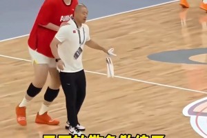 球員瘋狂欺負教練，教練卻還是拿她當(dāng)寶！